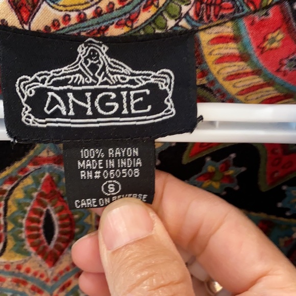 Gorgeous rayon fabric with stunning pattern - Picture 3 of 6